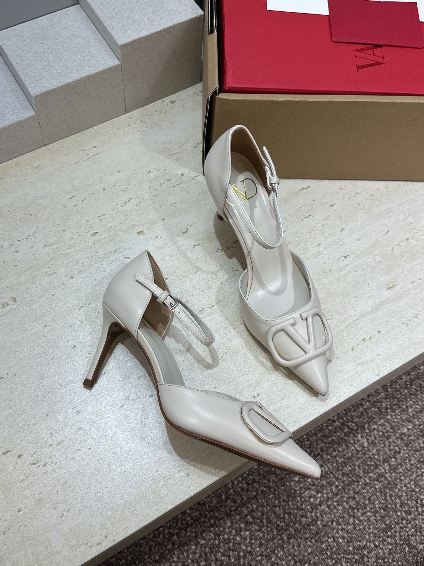 (配全套飞机盒)顶级版 Valentino 春夏经典款时尚气质女鞋 华伦天奴字母logo五金扣尖头高跟中