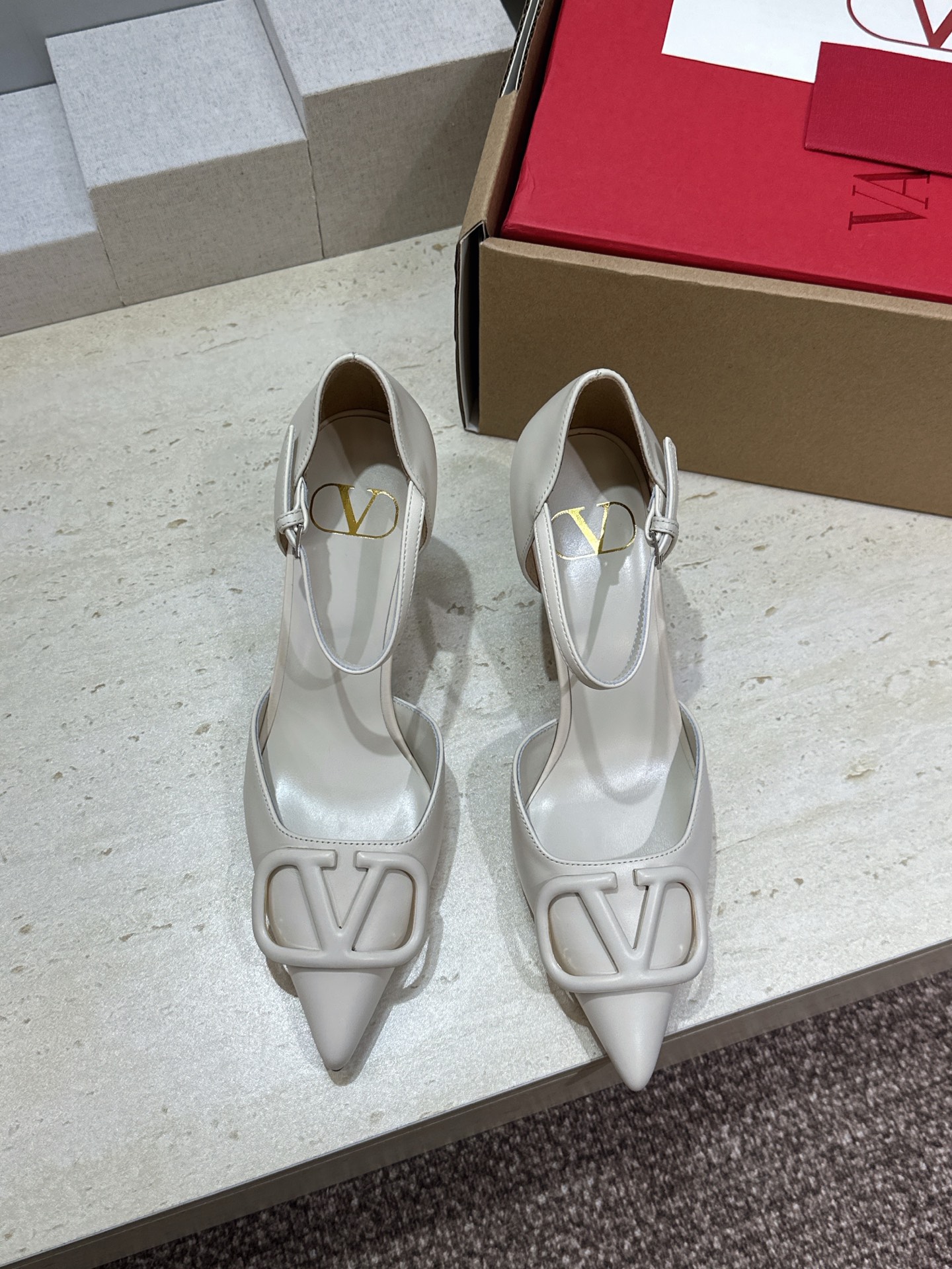 (配全套飞机盒)顶级版 Valentino 春夏经典款时尚气质女鞋 华伦天奴字母logo五金扣尖头高跟中