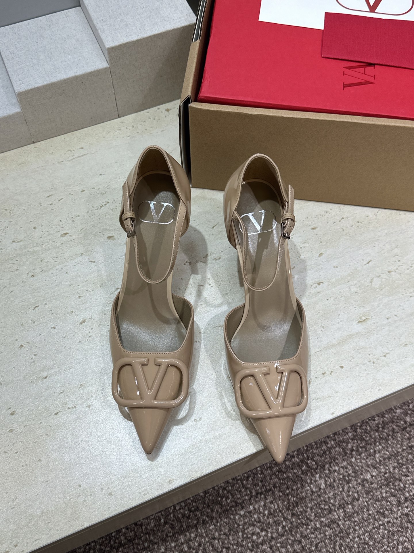 (配全套飞机盒)顶级版 Valentino 春夏经典款时尚气质女鞋 华伦天奴字母logo五金扣尖头高跟中