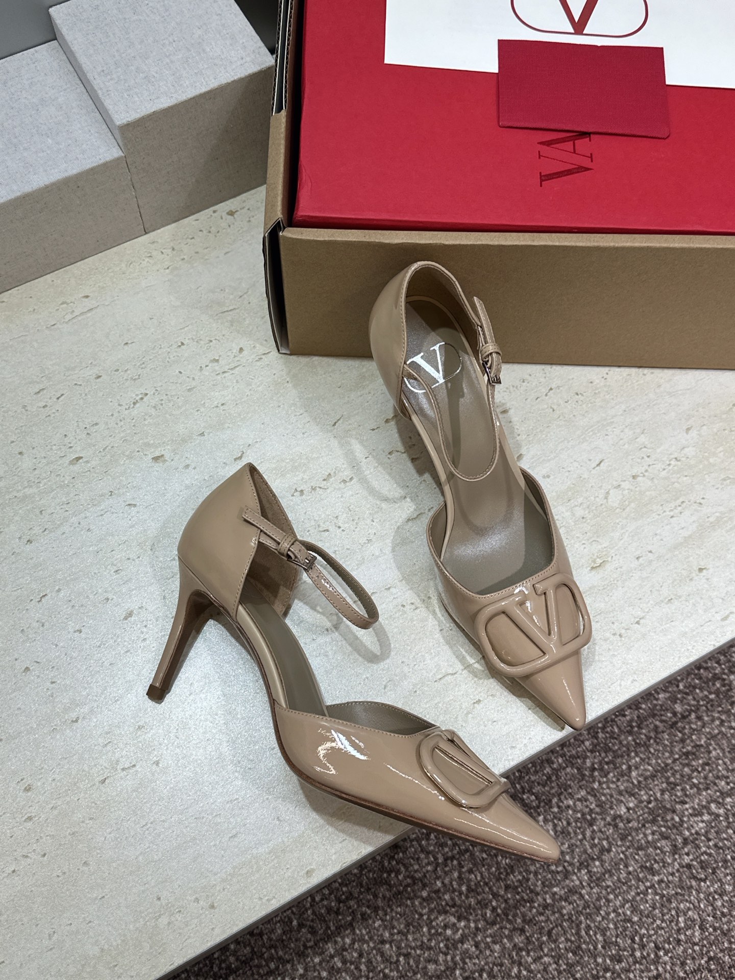 (配全套飞机盒)顶级版 Valentino 春夏经典款时尚气质女鞋 华伦天奴字母logo五金扣尖头高跟中