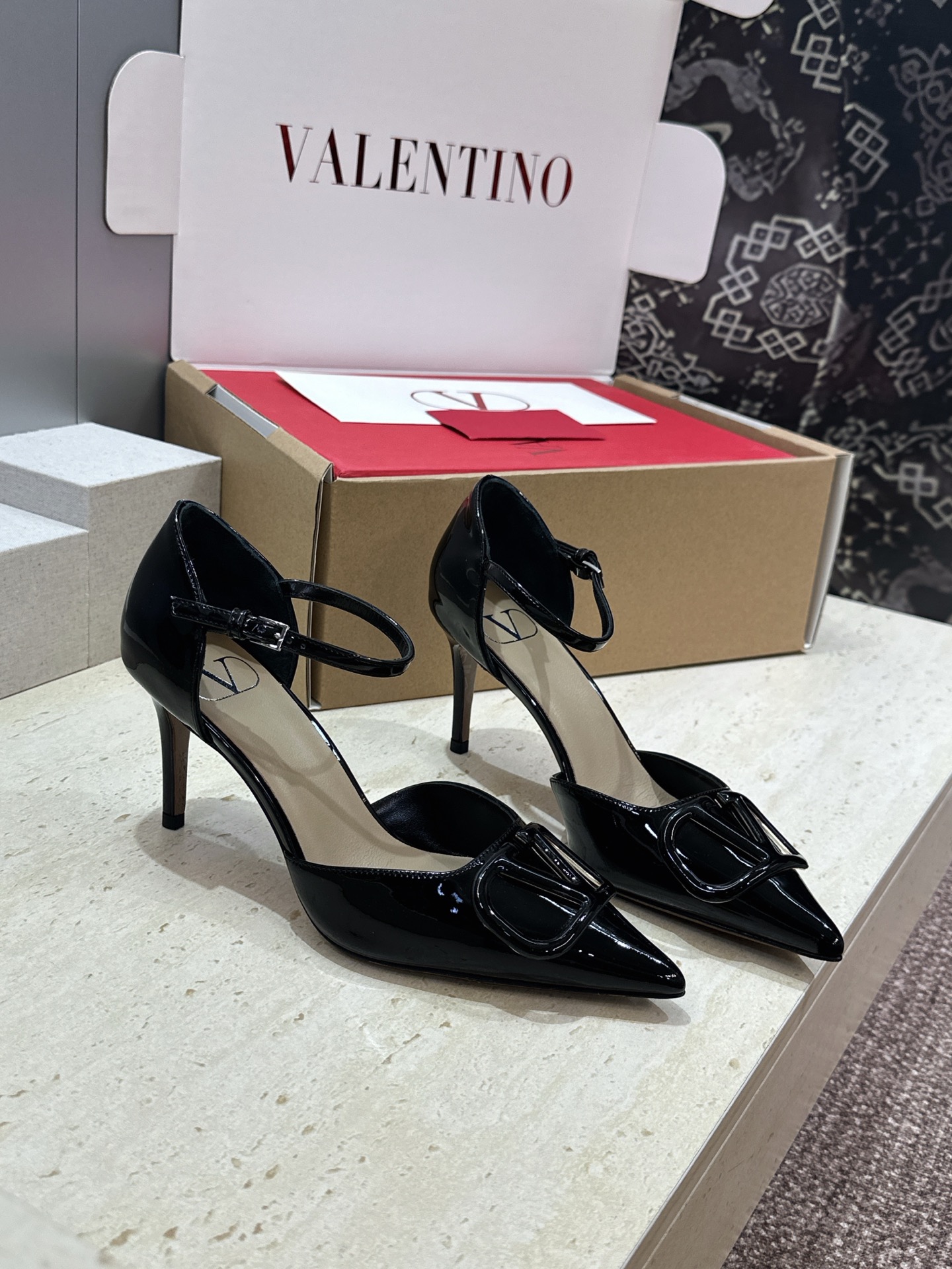 (配全套飞机盒)顶级版 Valentino 春夏经典款时尚气质女鞋 华伦天奴字母logo五金扣尖头高跟中
