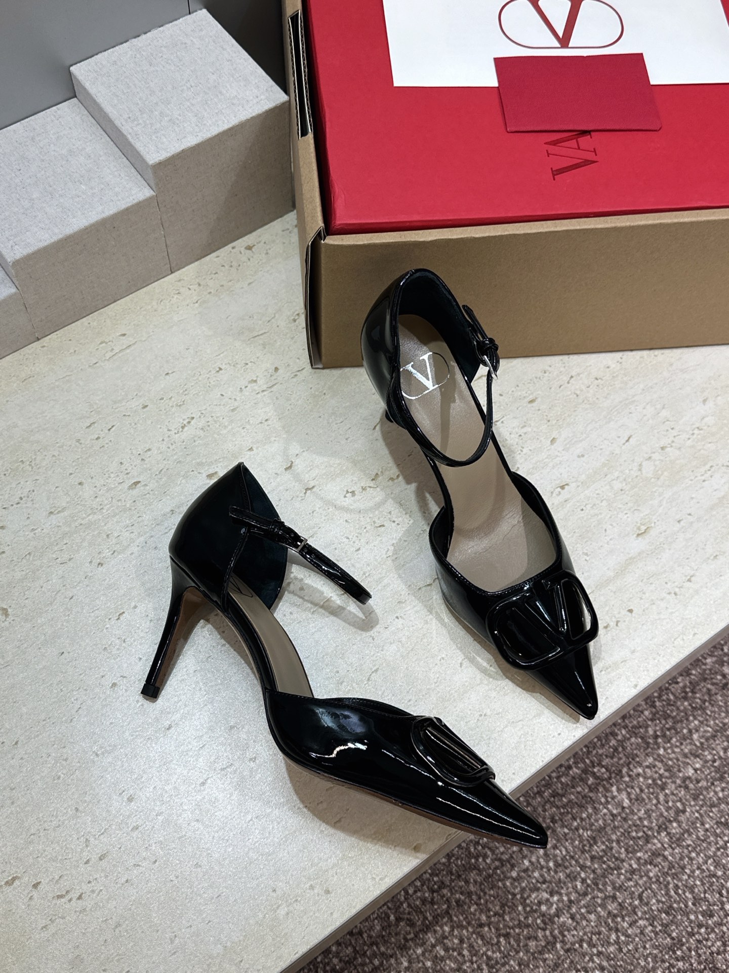 (配全套飞机盒)顶级版 Valentino 春夏经典款时尚气质女鞋 华伦天奴字母logo五金扣尖头高跟中
