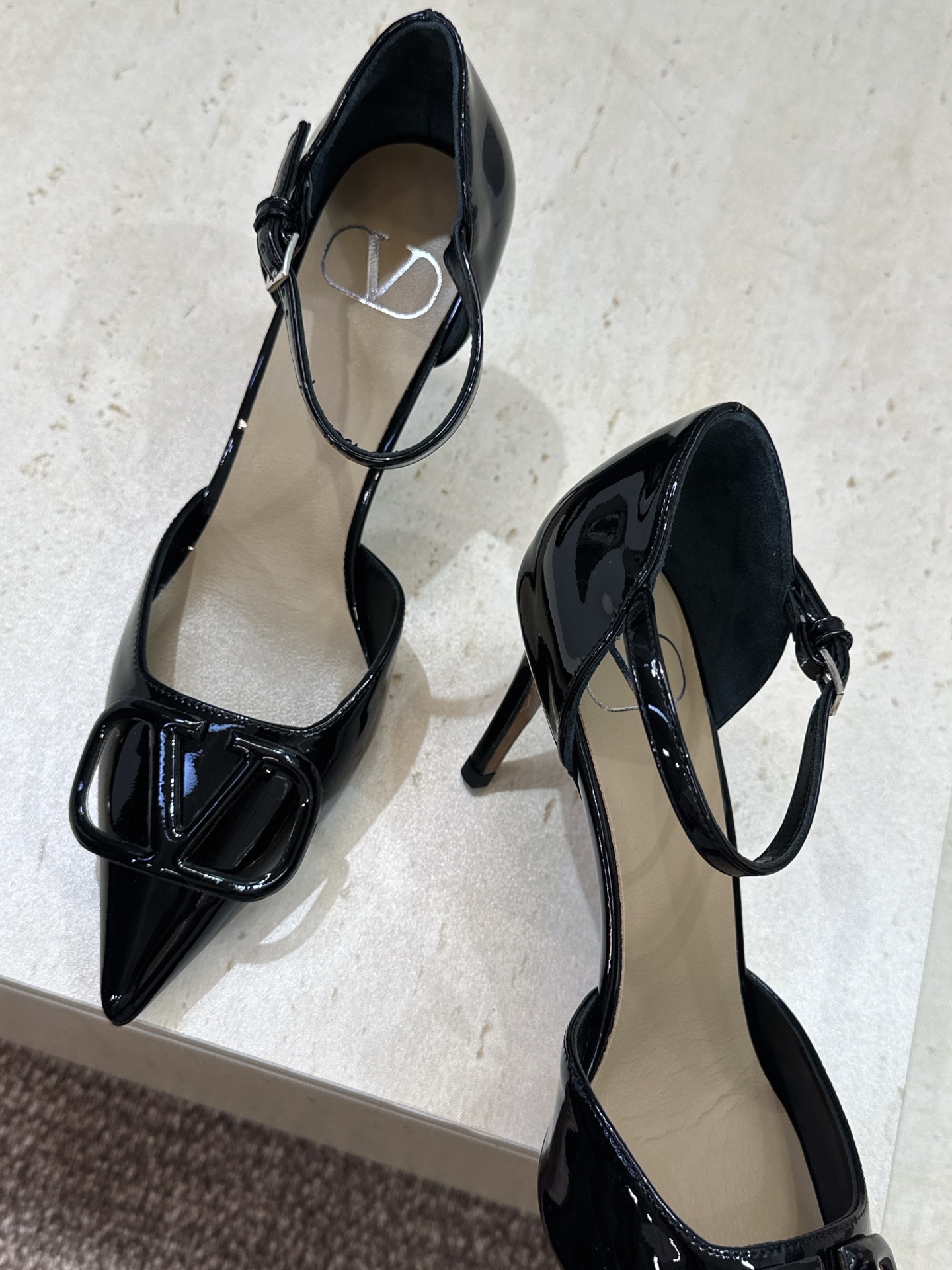(配全套飞机盒)顶级版 Valentino 春夏经典款时尚气质女鞋 华伦天奴字母logo五金扣尖头高跟中