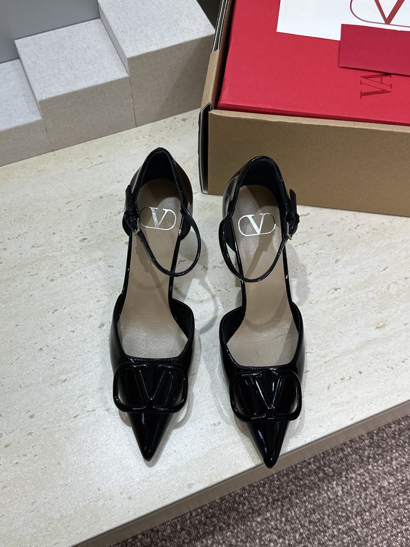 (配全套飞机盒)顶级版 Valentino 春夏经典款时尚气质女鞋 华伦天奴字母logo五金扣尖头高跟中