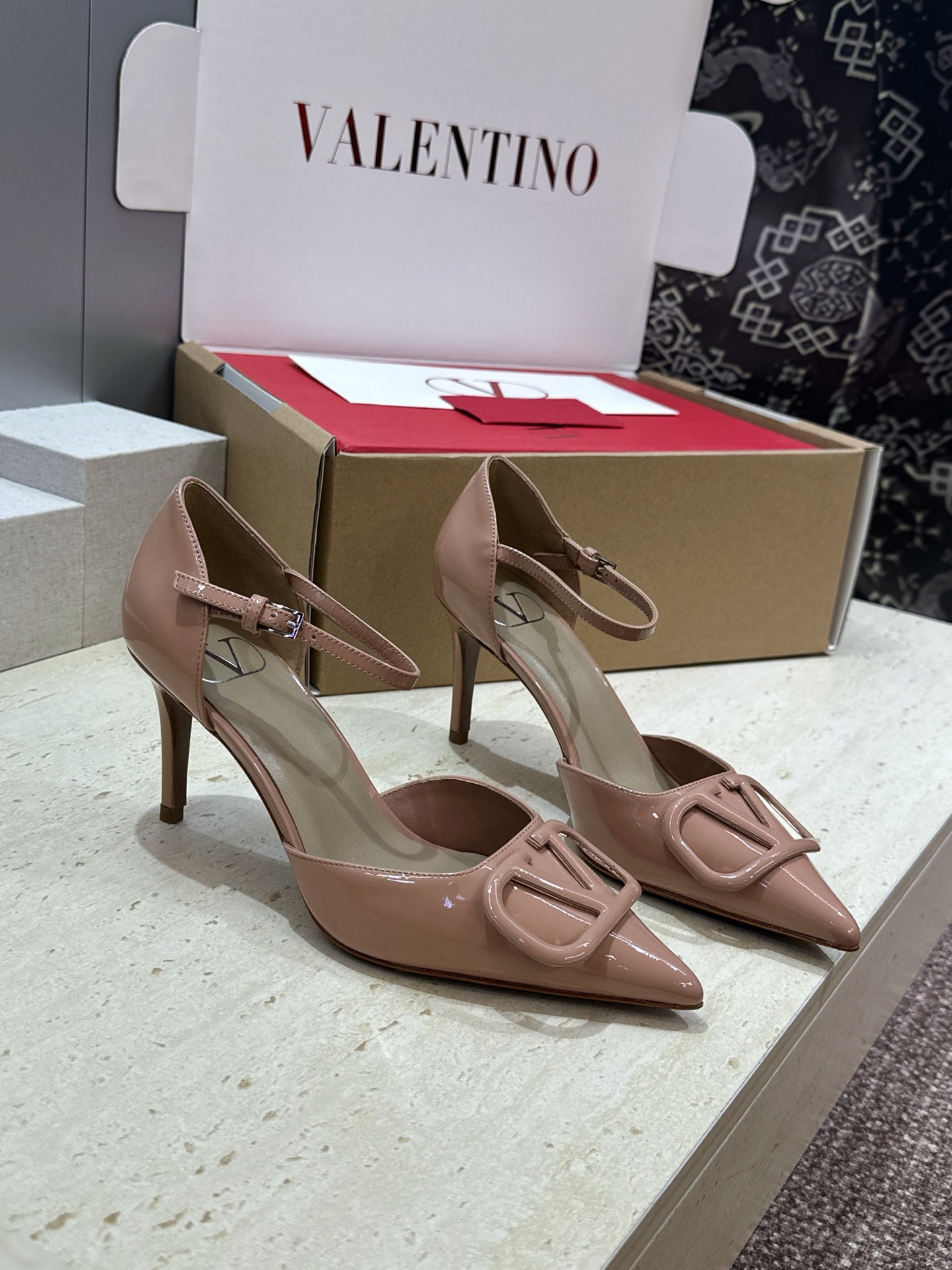 (配全套飞机盒)顶级版 Valentino 春夏经典款时尚气质女鞋 华伦天奴字母logo五金扣尖头高跟中