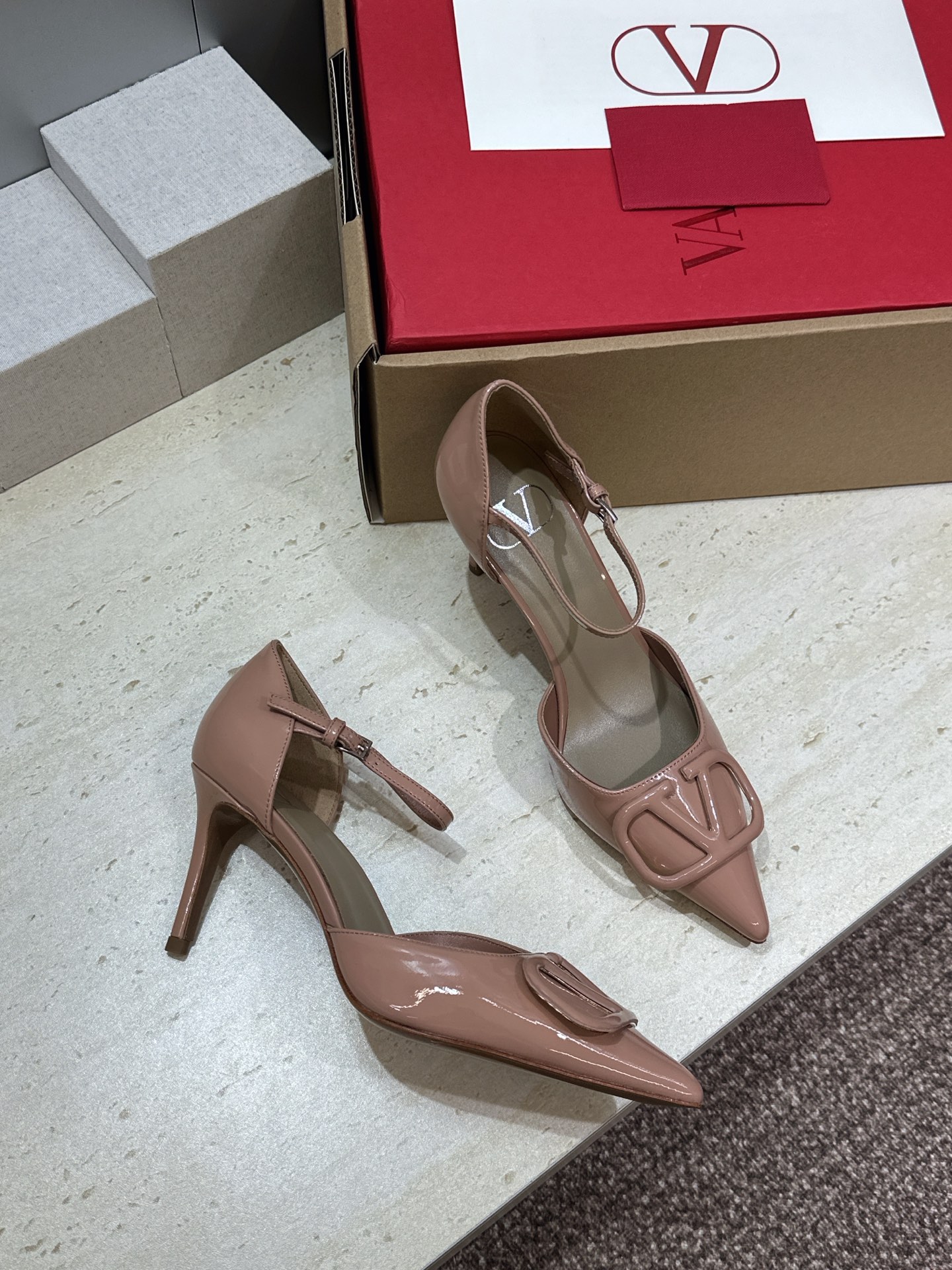 (配全套飞机盒)顶级版 Valentino 春夏经典款时尚气质女鞋 华伦天奴字母logo五金扣尖头高跟中