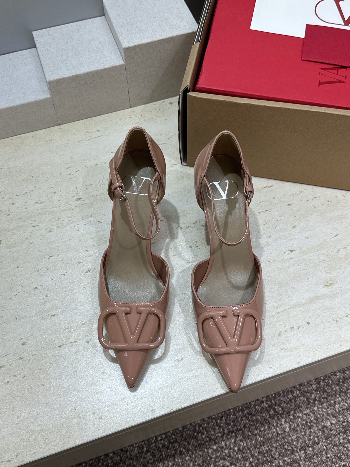 (配全套飞机盒)顶级版 Valentino 春夏经典款时尚气质女鞋 华伦天奴字母logo五金扣尖头高跟中