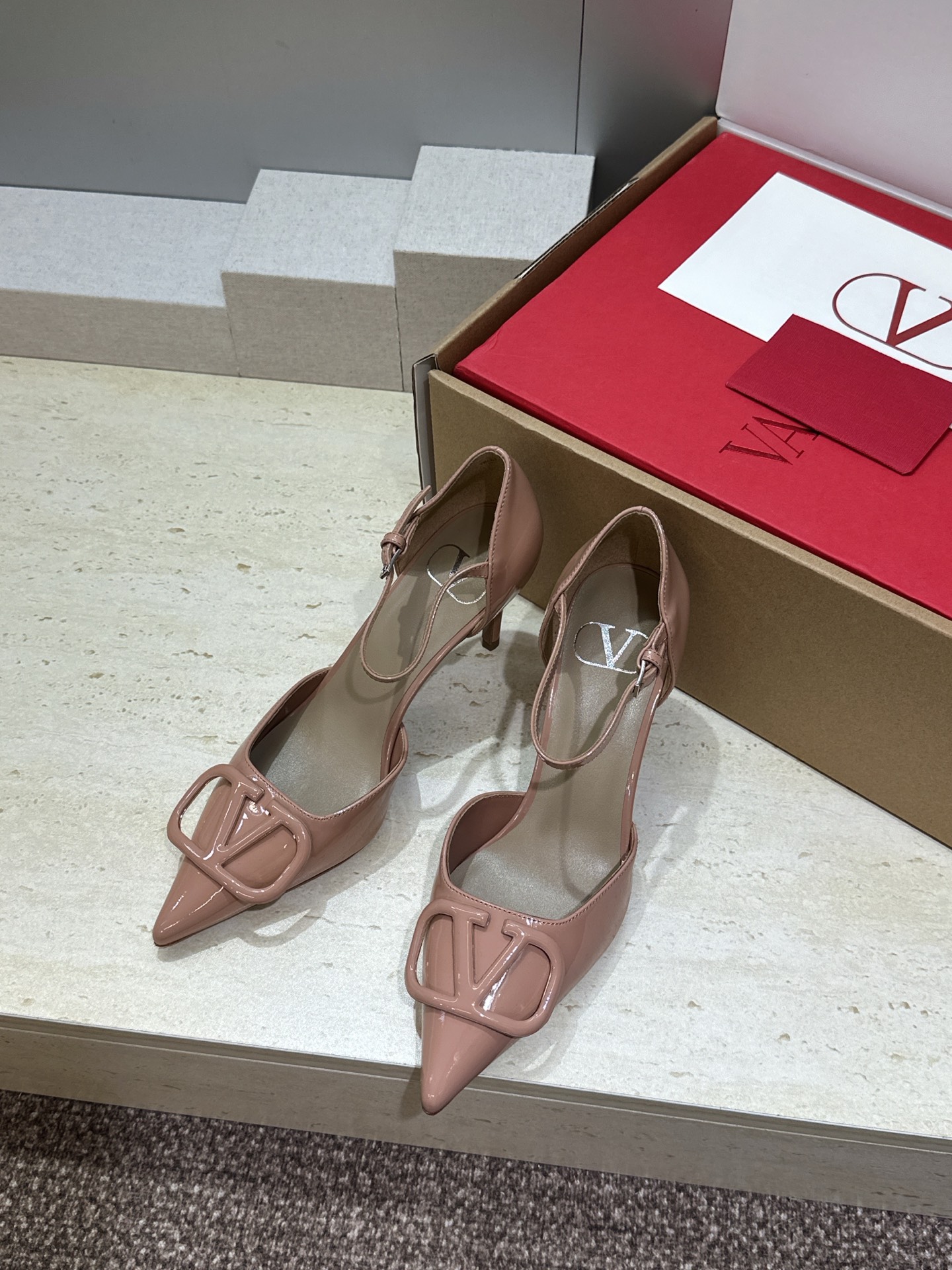 (配全套飞机盒)顶级版 Valentino 春夏经典款时尚气质女鞋 华伦天奴字母logo五金扣尖头高跟中