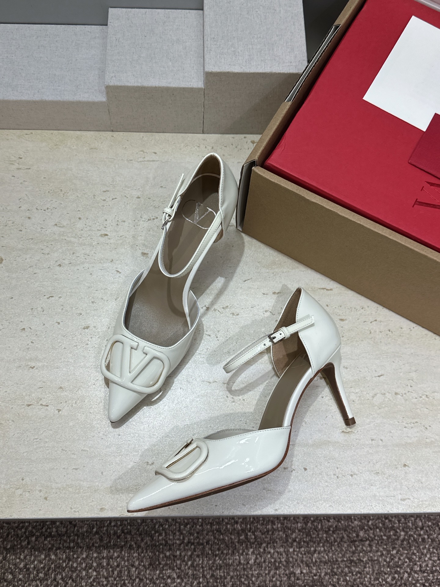 (配全套飞机盒)顶级版 Valentino 春夏经典款时尚气质女鞋 华伦天奴字母logo五金扣尖头高跟中