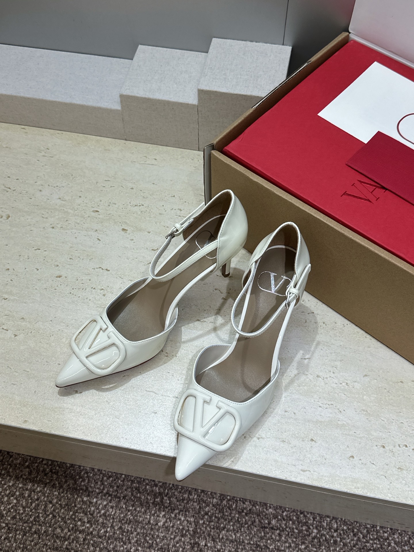 (配全套飞机盒)顶级版 Valentino 春夏经典款时尚气质女鞋 华伦天奴字母logo五金扣尖头高跟中