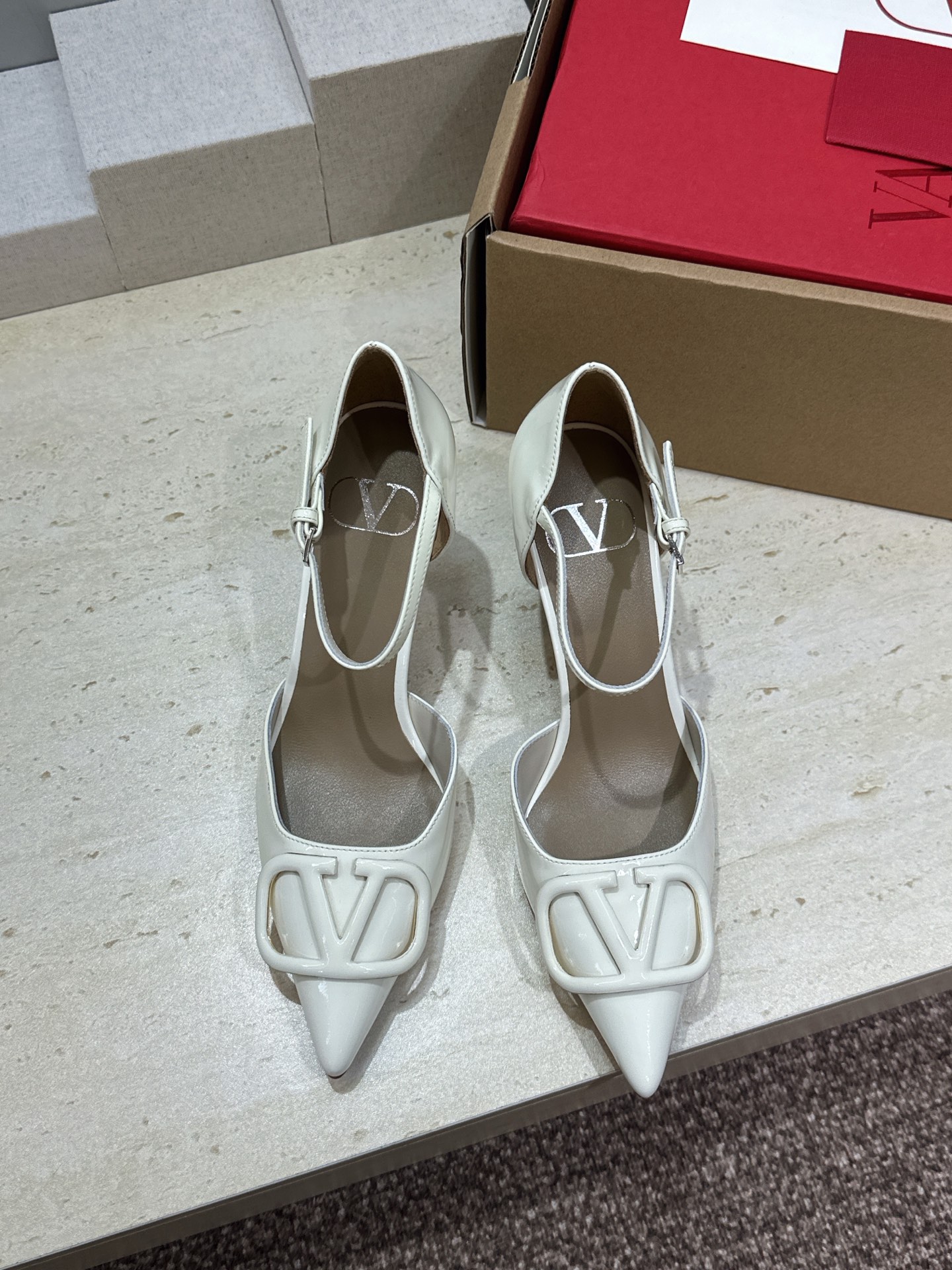(配全套飞机盒)顶级版 Valentino 春夏经典款时尚气质女鞋 华伦天奴字母logo五金扣尖头高跟中