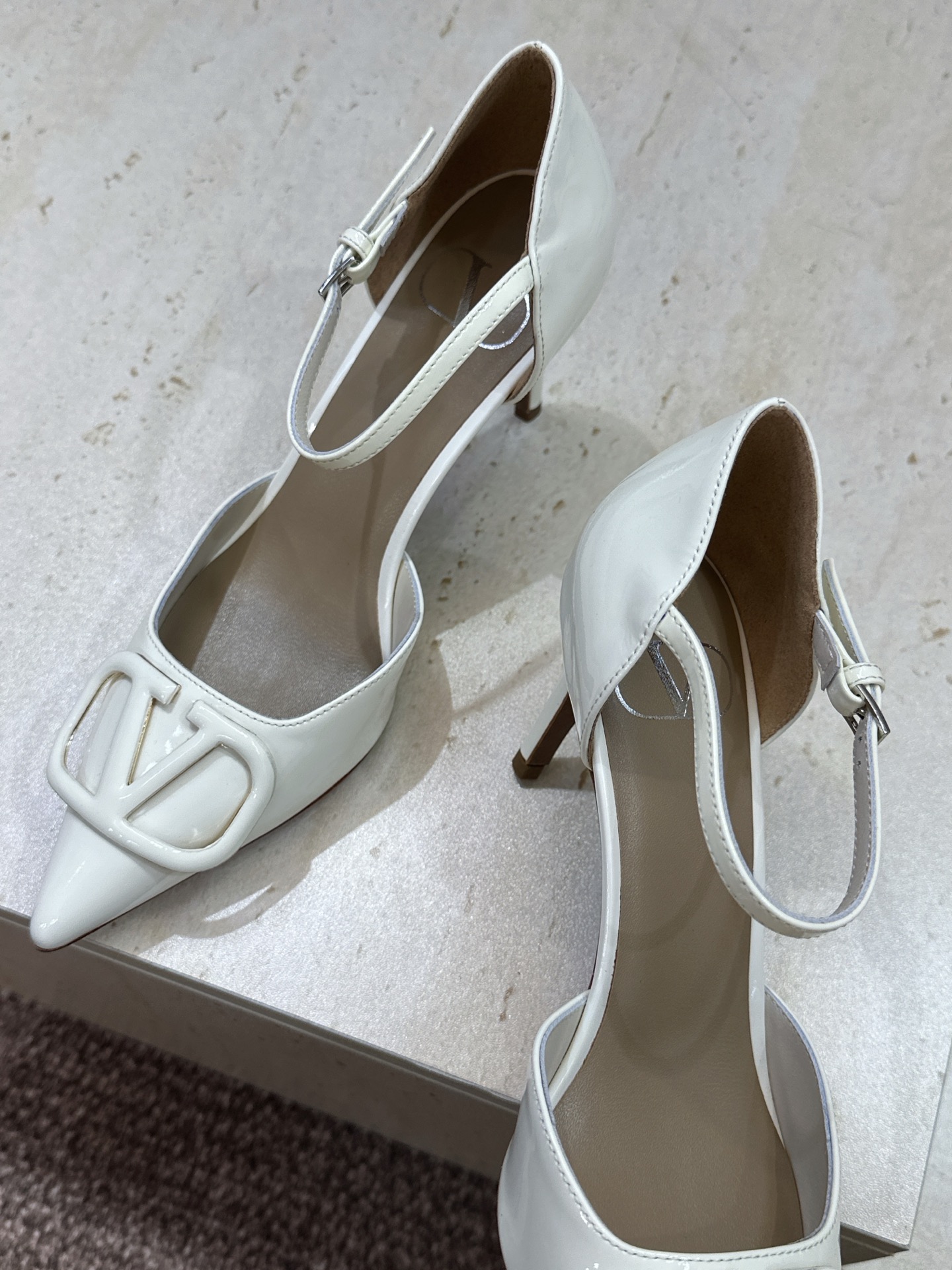 (配全套飞机盒)顶级版 Valentino 春夏经典款时尚气质女鞋 华伦天奴字母logo五金扣尖头高跟中