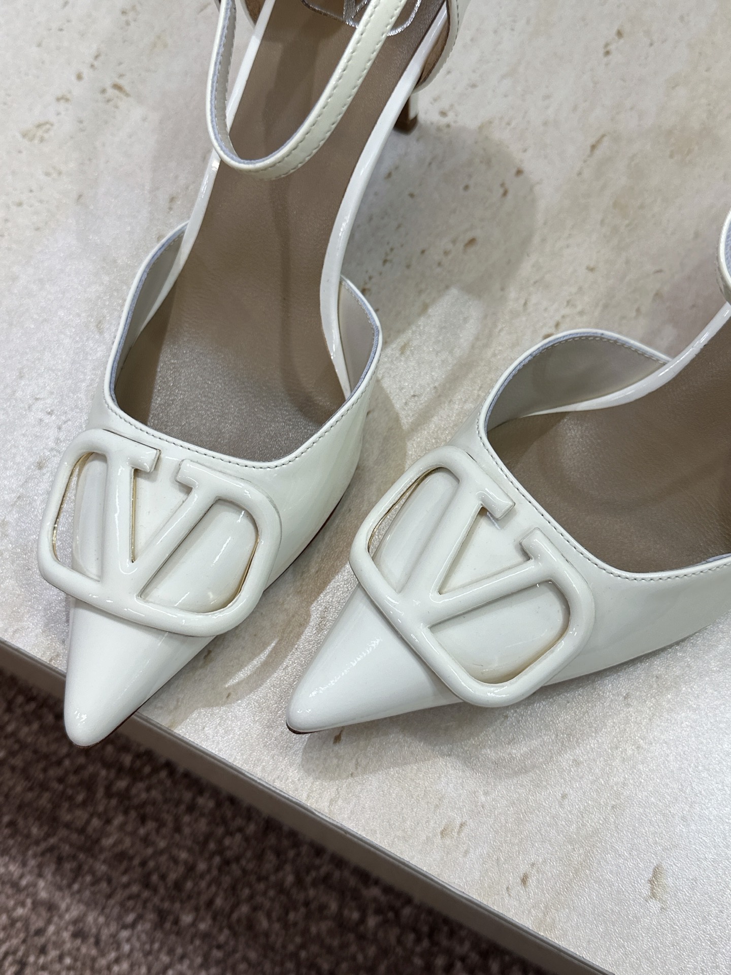 (配全套飞机盒)顶级版 Valentino 春夏经典款时尚气质女鞋 华伦天奴字母logo五金扣尖头高跟中