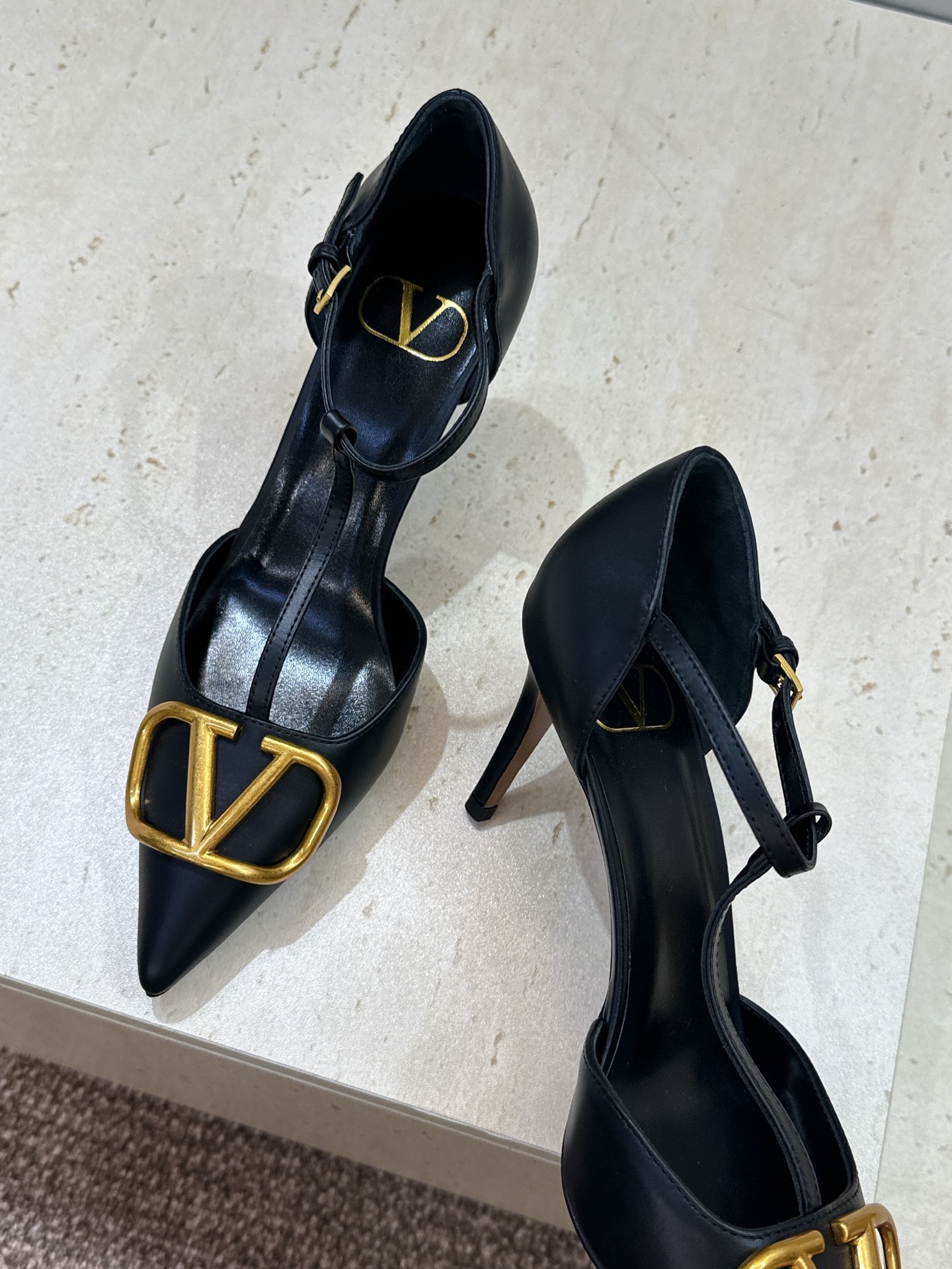 (配全套飞机盒)顶级版 Valentino 春夏经典款时尚T字带气质女鞋 华伦天奴字母logo五金扣尖头
