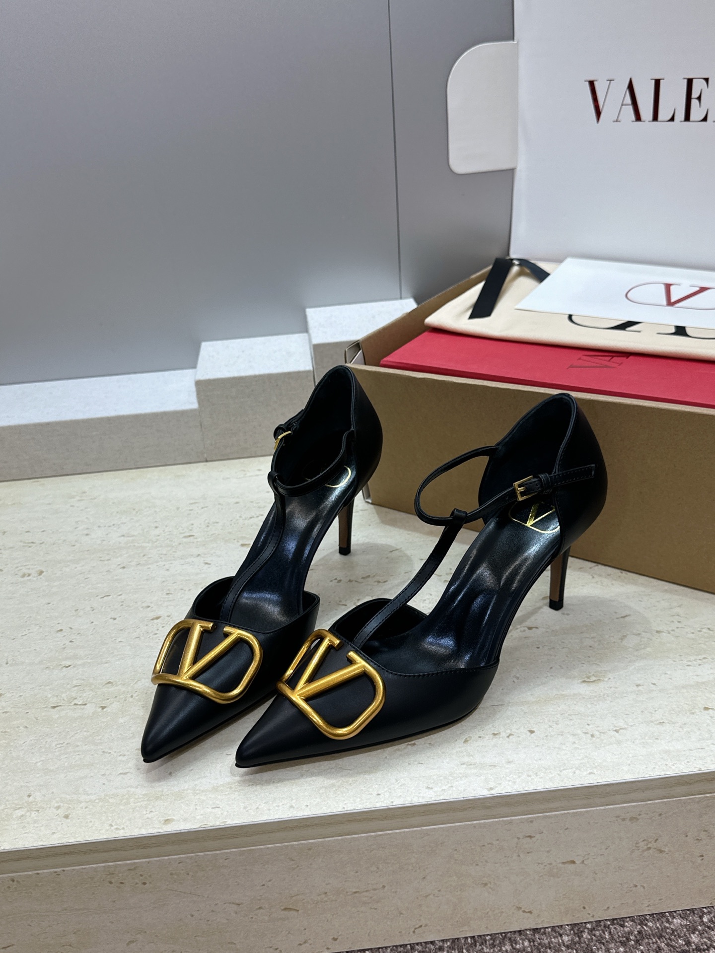 (配全套飞机盒)顶级版 Valentino 春夏经典款时尚T字带气质女鞋 华伦天奴字母logo五金扣尖头