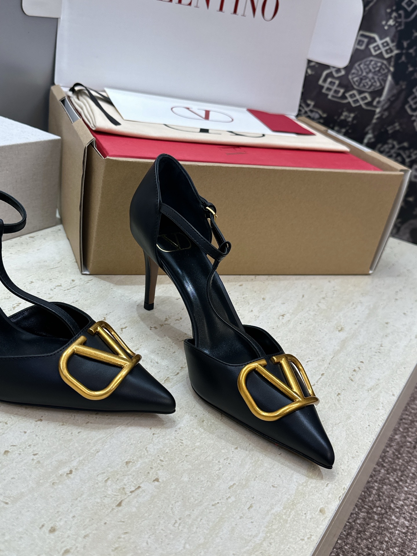 (配全套飞机盒)顶级版 Valentino 春夏经典款时尚T字带气质女鞋 华伦天奴字母logo五金扣尖头