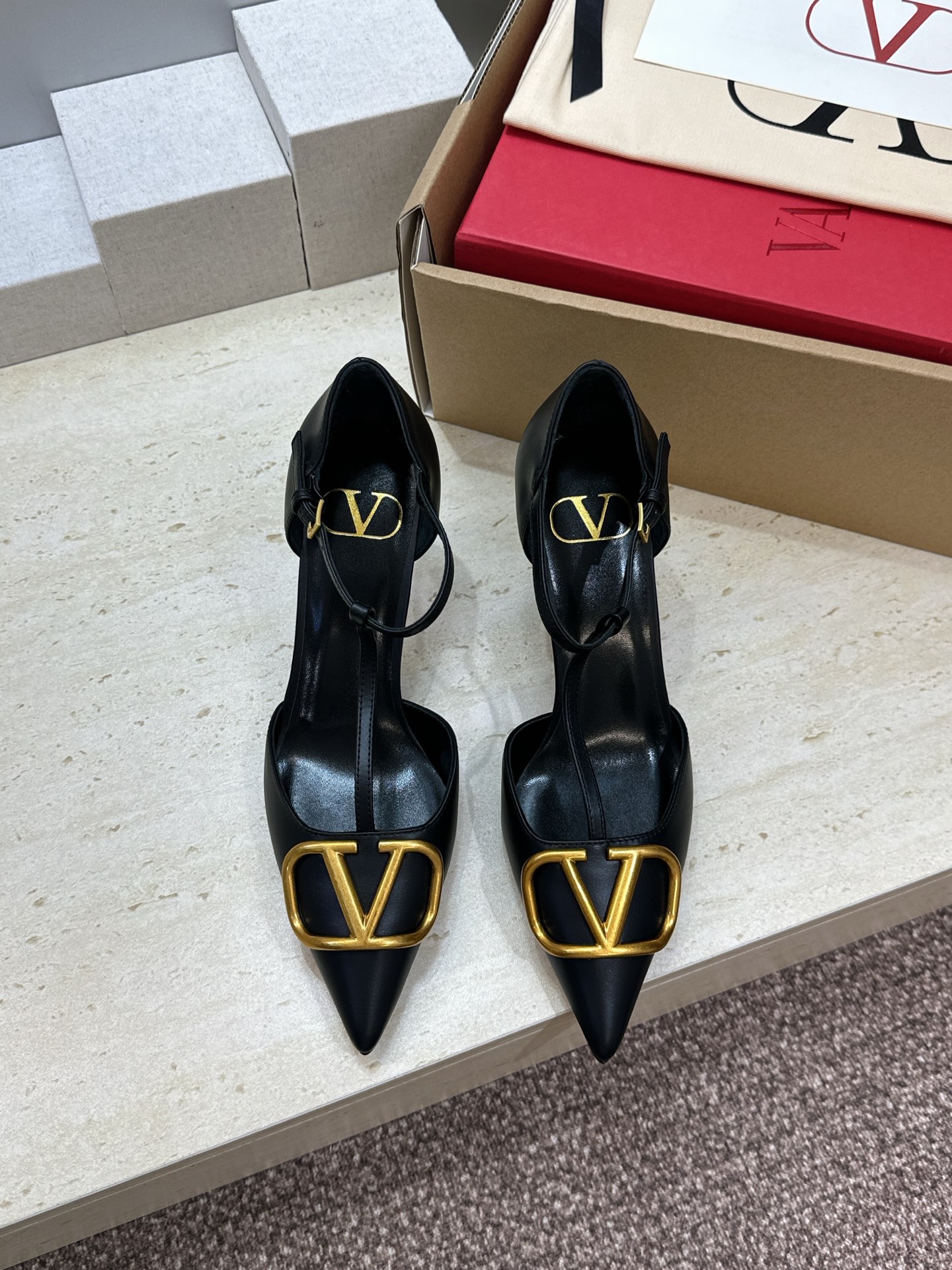 (配全套飞机盒)顶级版 Valentino 春夏经典款时尚T字带气质女鞋 华伦天奴字母logo五金扣尖头