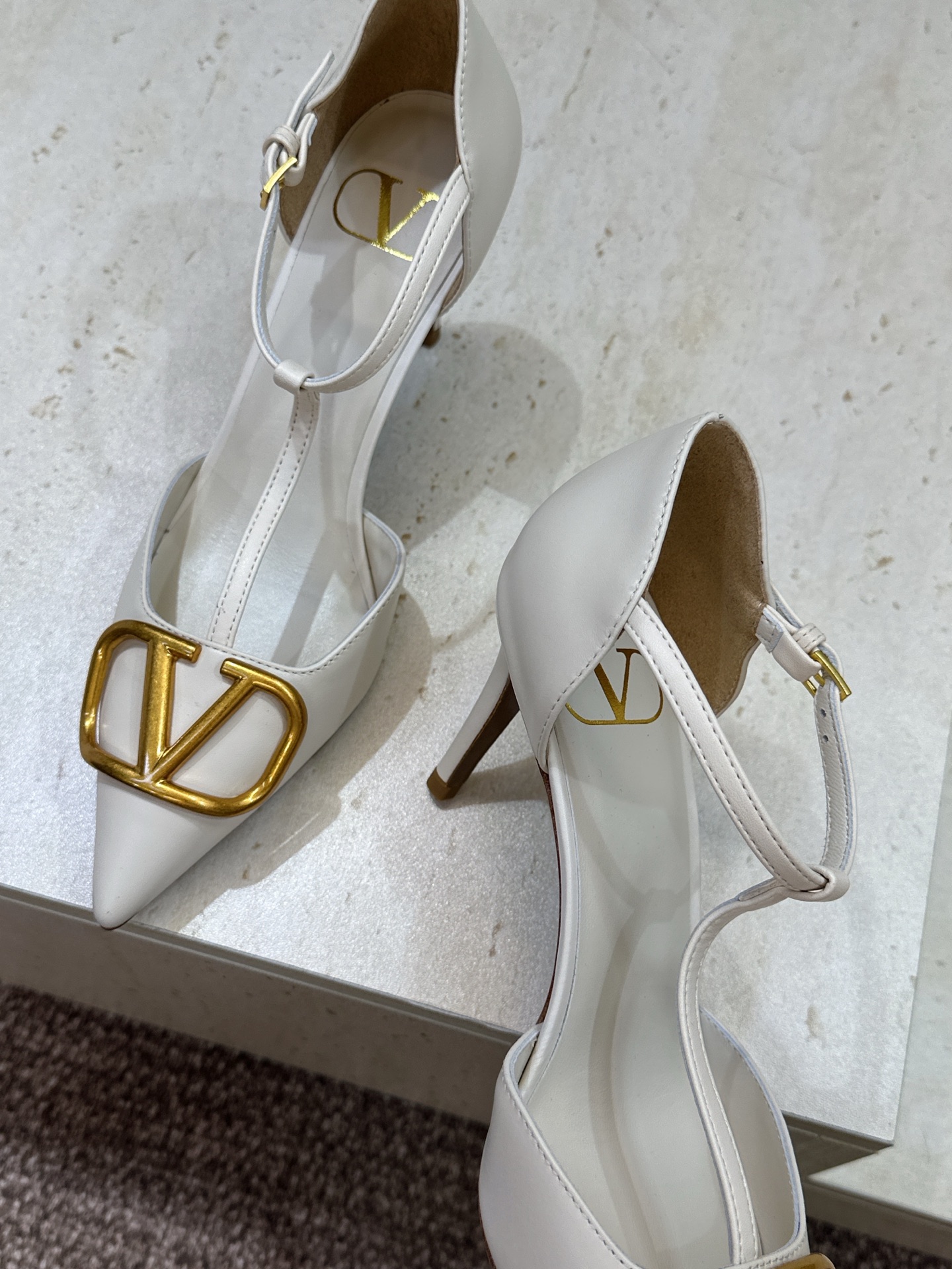 (配全套飞机盒)顶级版 Valentino 春夏经典款时尚T字带气质女鞋 华伦天奴字母logo五金扣尖头