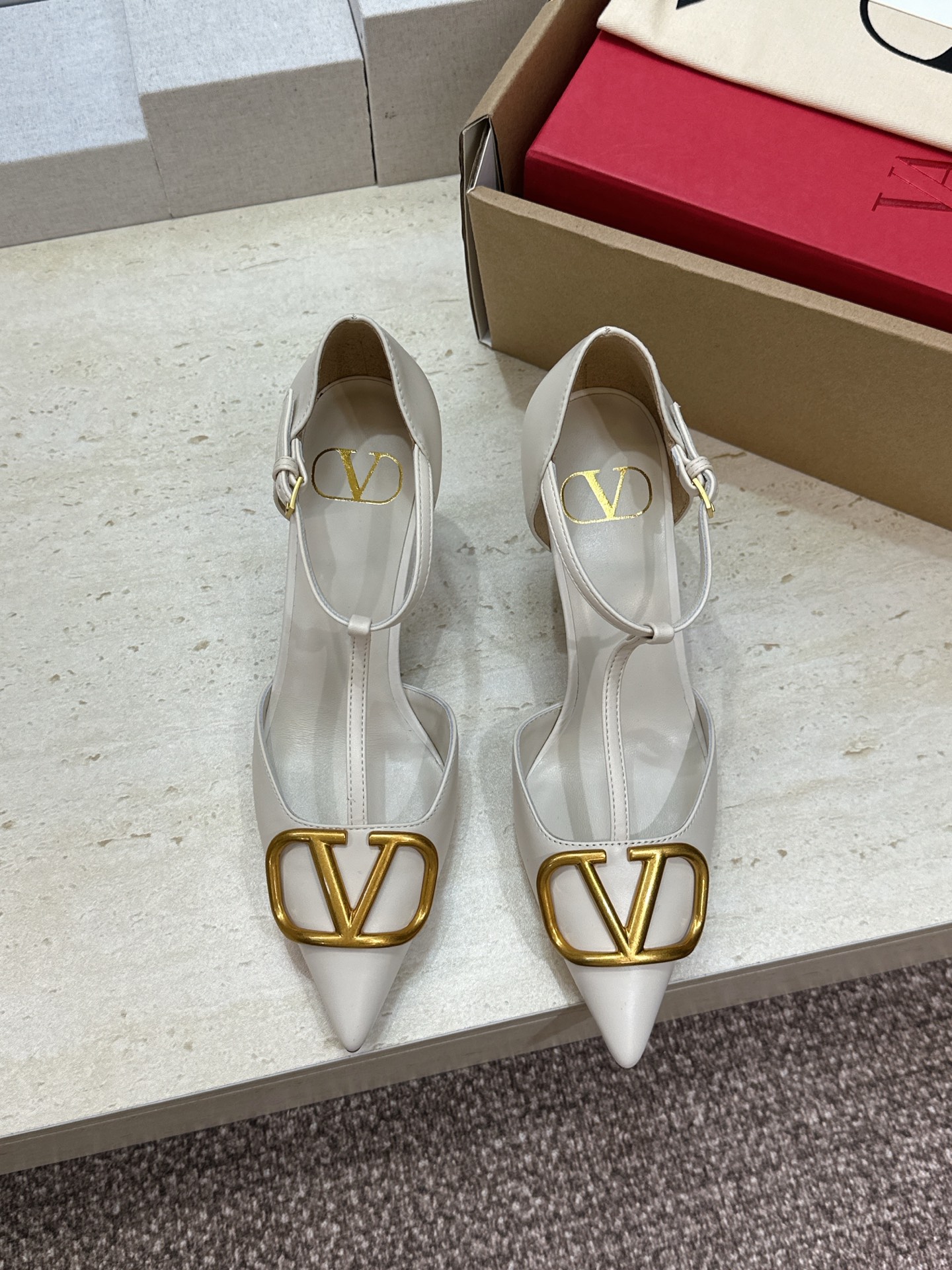 (配全套飞机盒)顶级版 Valentino 春夏经典款时尚T字带气质女鞋 华伦天奴字母logo五金扣尖头