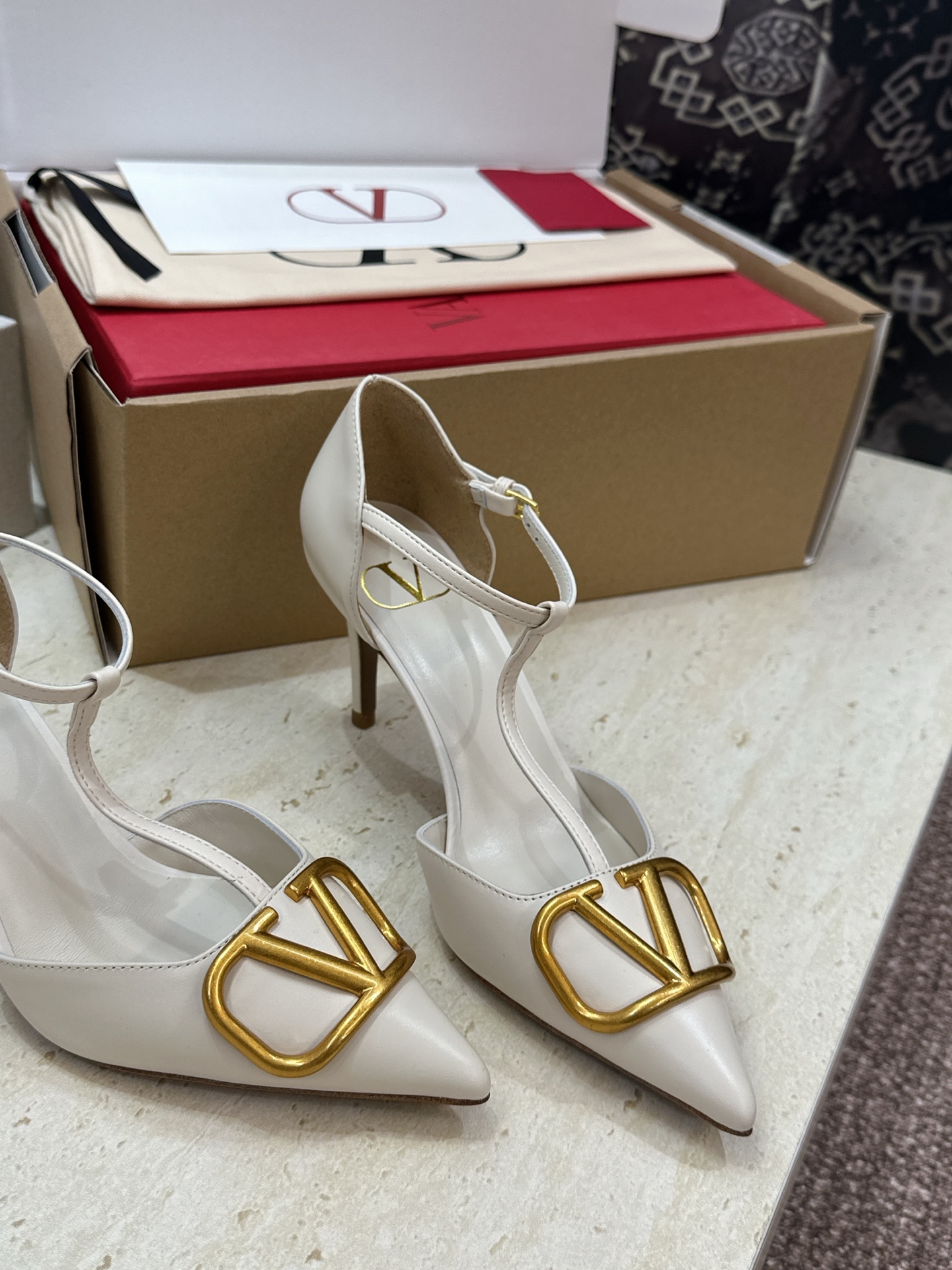 (配全套飞机盒)顶级版 Valentino 春夏经典款时尚T字带气质女鞋 华伦天奴字母logo五金扣尖头