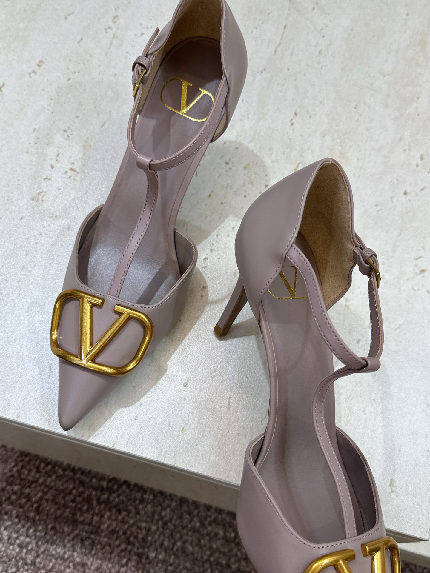 (配全套飞机盒)顶级版 Valentino 春夏经典款时尚T字带气质女鞋 华伦天奴字母logo五金扣尖头