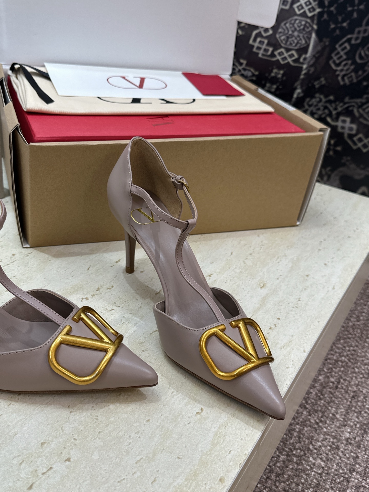 (配全套飞机盒)顶级版 Valentino 春夏经典款时尚T字带气质女鞋 华伦天奴字母logo五金扣尖头