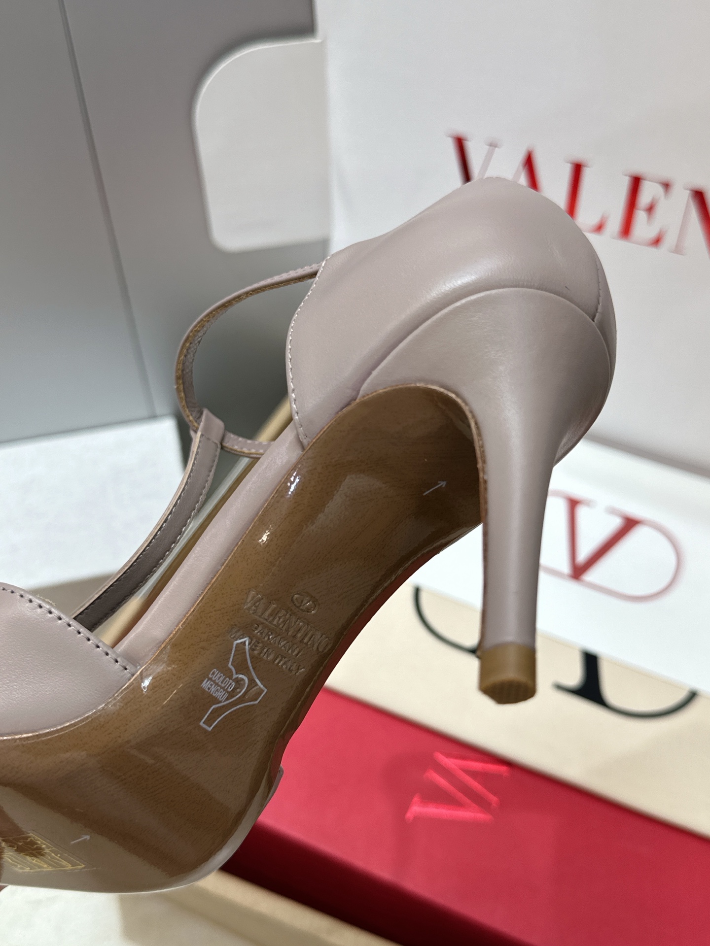 (配全套飞机盒)顶级版 Valentino 春夏经典款时尚T字带气质女鞋 华伦天奴字母logo五金扣尖头