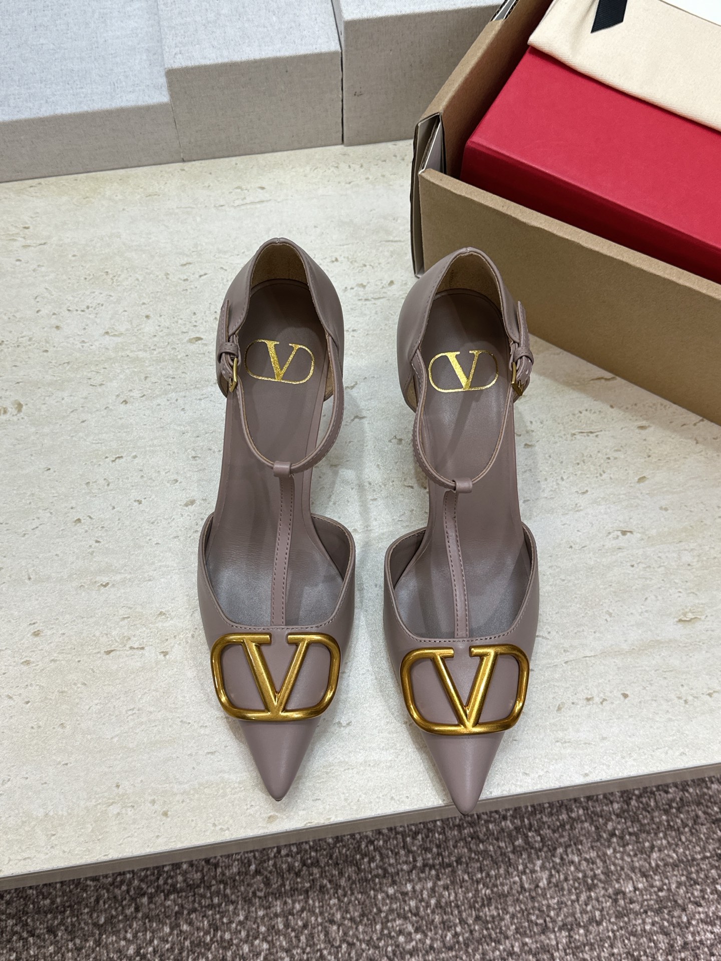 (配全套飞机盒)顶级版 Valentino 春夏经典款时尚T字带气质女鞋 华伦天奴字母logo五金扣尖头