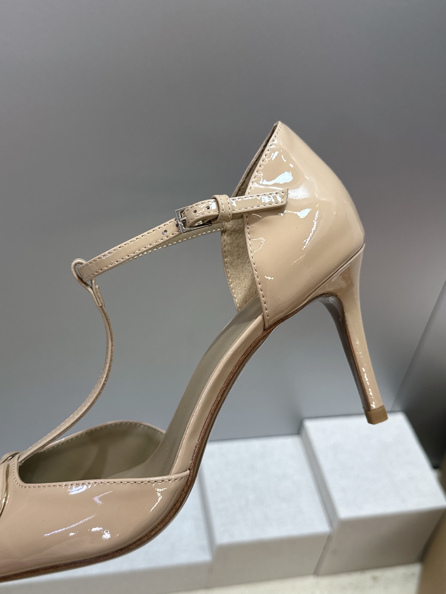 (配全套飞机盒)顶级版 Valentino 春夏经典款时尚T字带气质女鞋 华伦天奴字母logo五金扣尖头