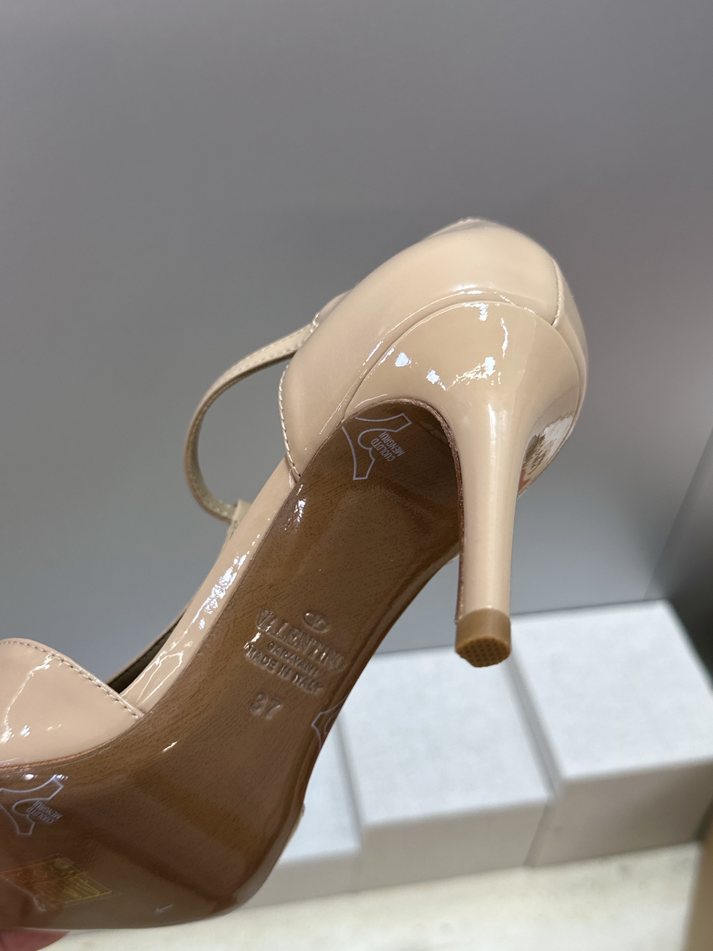 (配全套飞机盒)顶级版 Valentino 春夏经典款时尚T字带气质女鞋 华伦天奴字母logo五金扣尖头