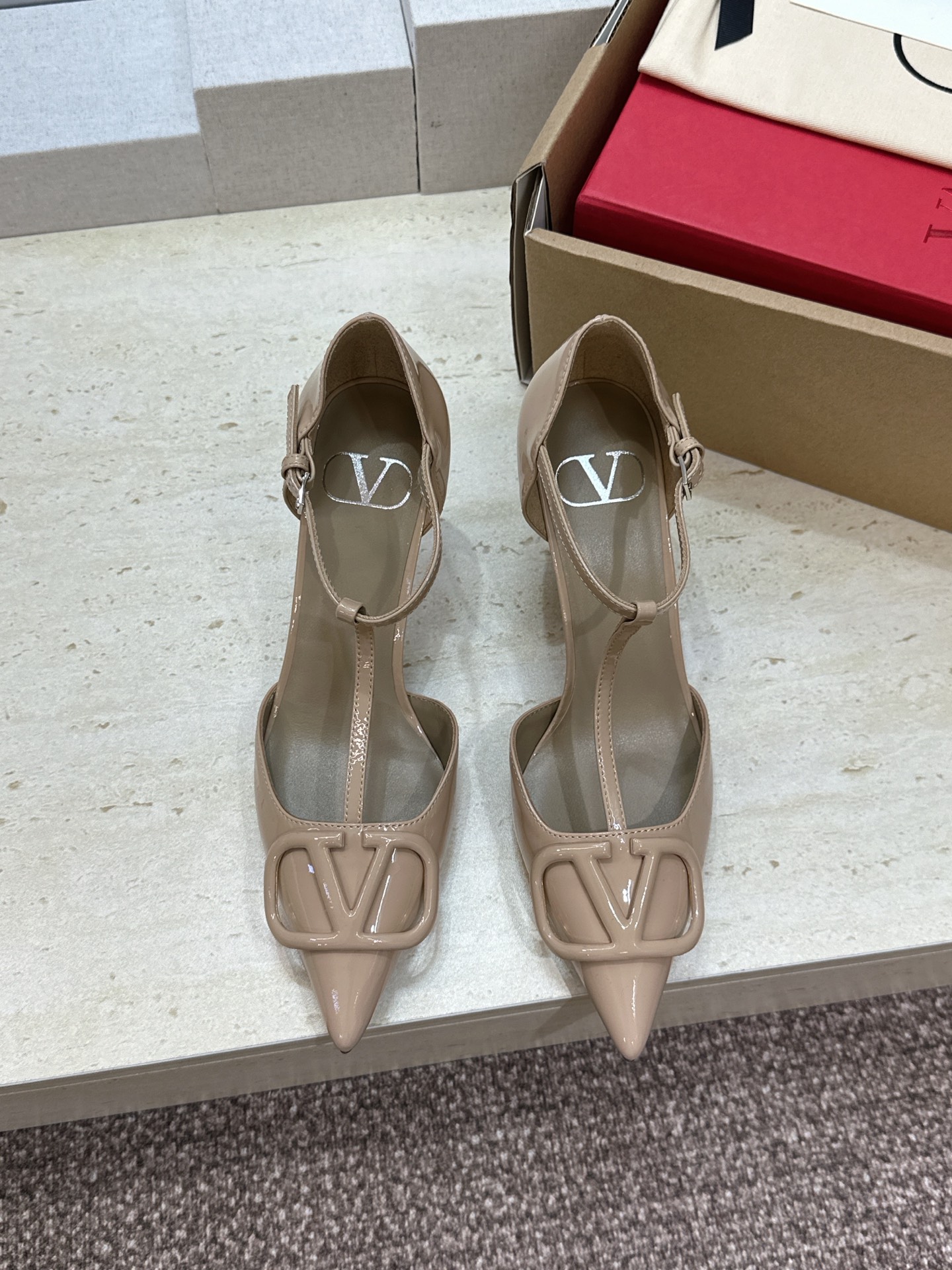 (配全套飞机盒)顶级版 Valentino 春夏经典款时尚T字带气质女鞋 华伦天奴字母logo五金扣尖头