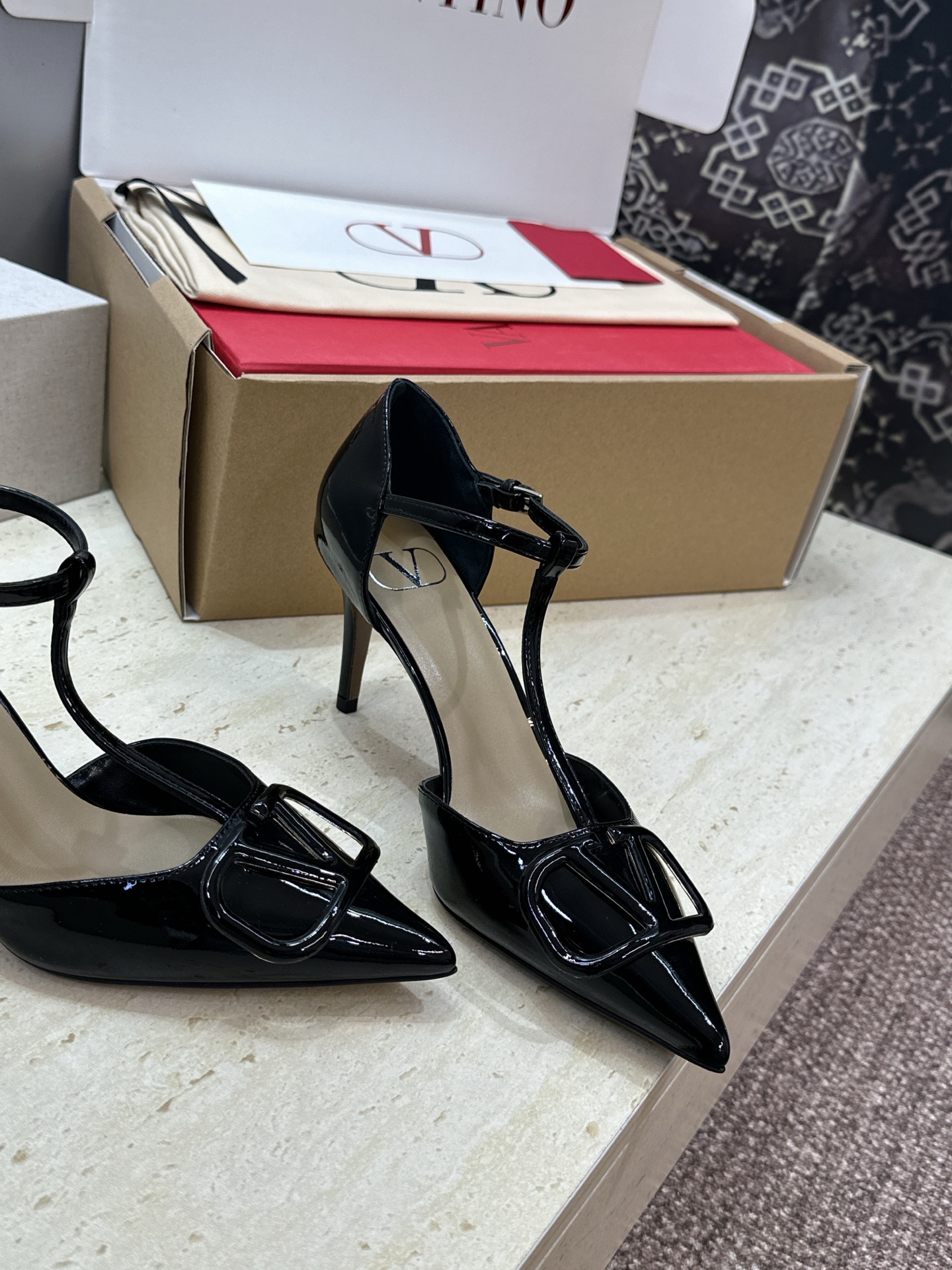 (配全套飞机盒)顶级版 Valentino 春夏经典款时尚T字带气质女鞋 华伦天奴字母logo五金扣尖头