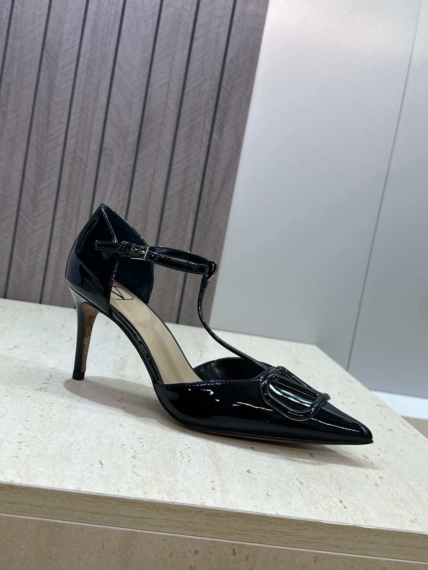 (配全套飞机盒)顶级版 Valentino 春夏经典款时尚T字带气质女鞋 华伦天奴字母logo五金扣尖头