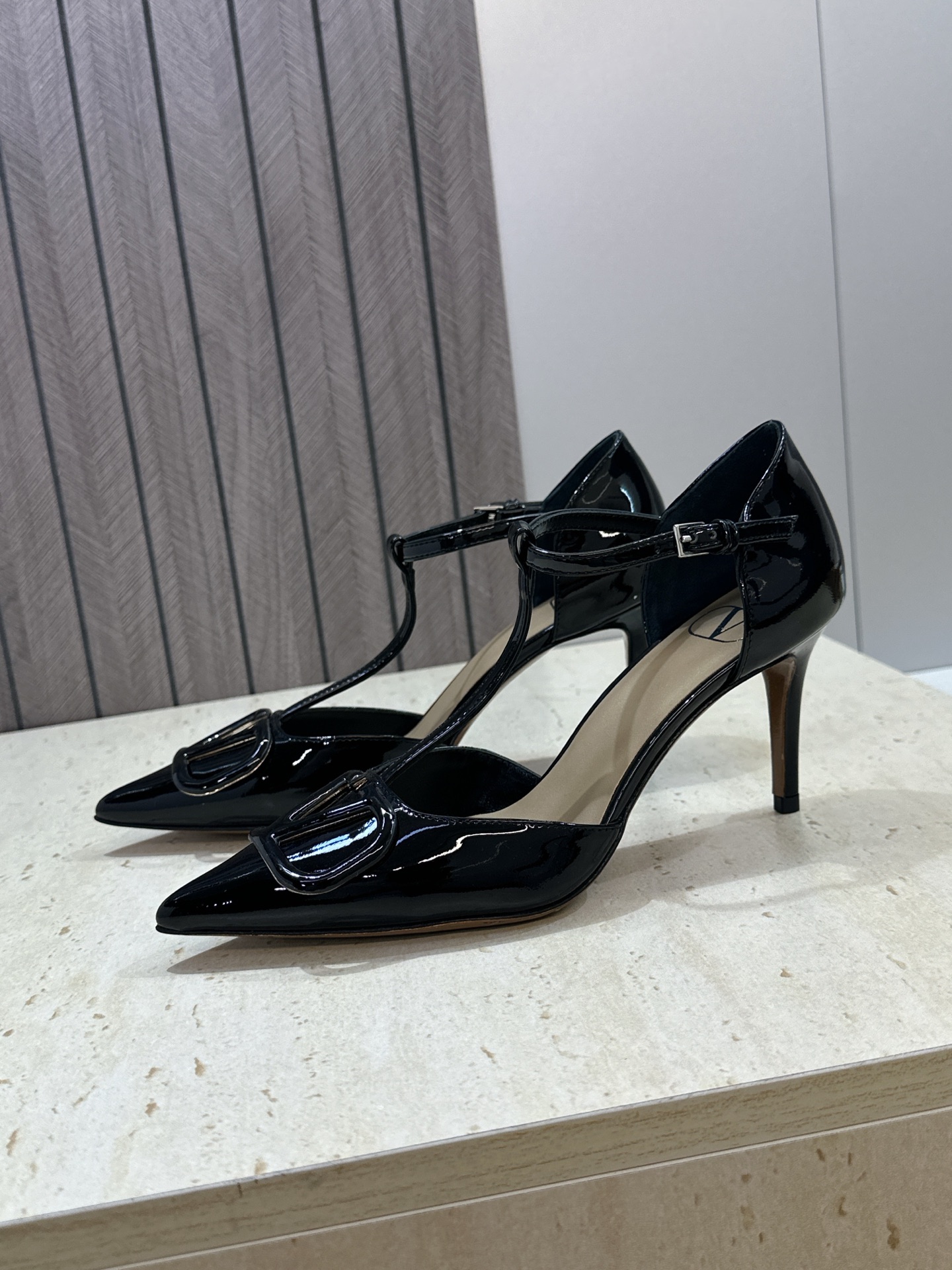 (配全套飞机盒)顶级版 Valentino 春夏经典款时尚T字带气质女鞋 华伦天奴字母logo五金扣尖头