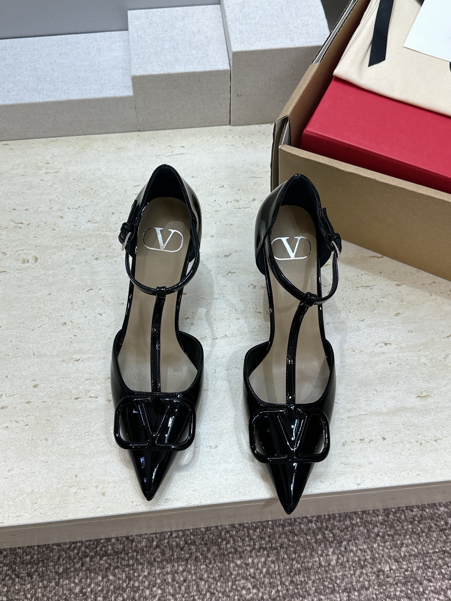 (配全套飞机盒)顶级版 Valentino 春夏经典款时尚T字带气质女鞋 华伦天奴字母logo五金扣尖头