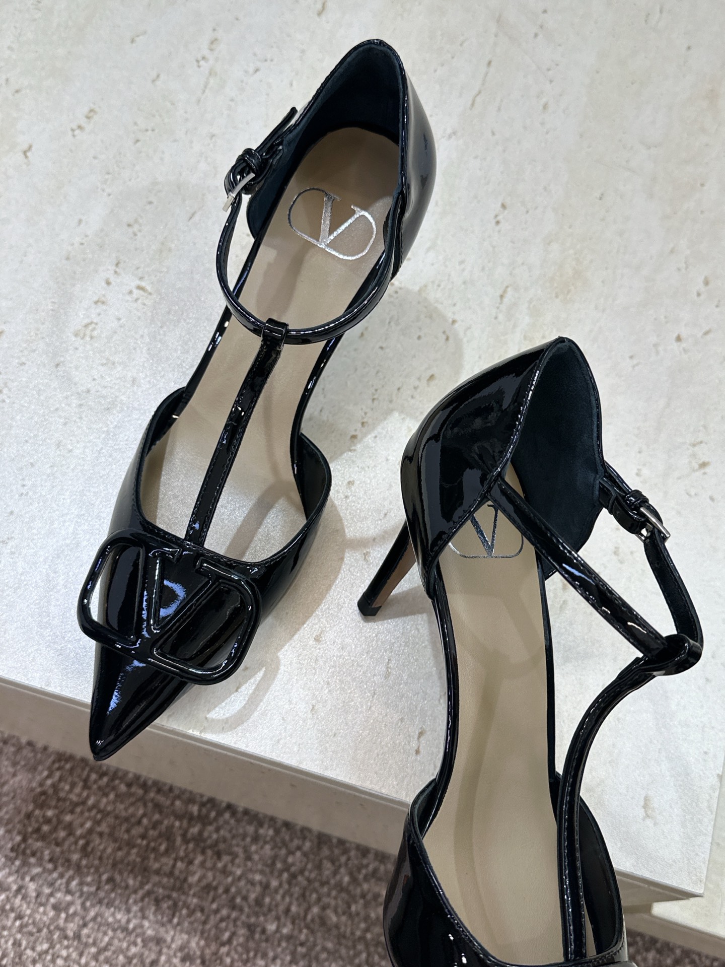 (配全套飞机盒)顶级版 Valentino 春夏经典款时尚T字带气质女鞋 华伦天奴字母logo五金扣尖头