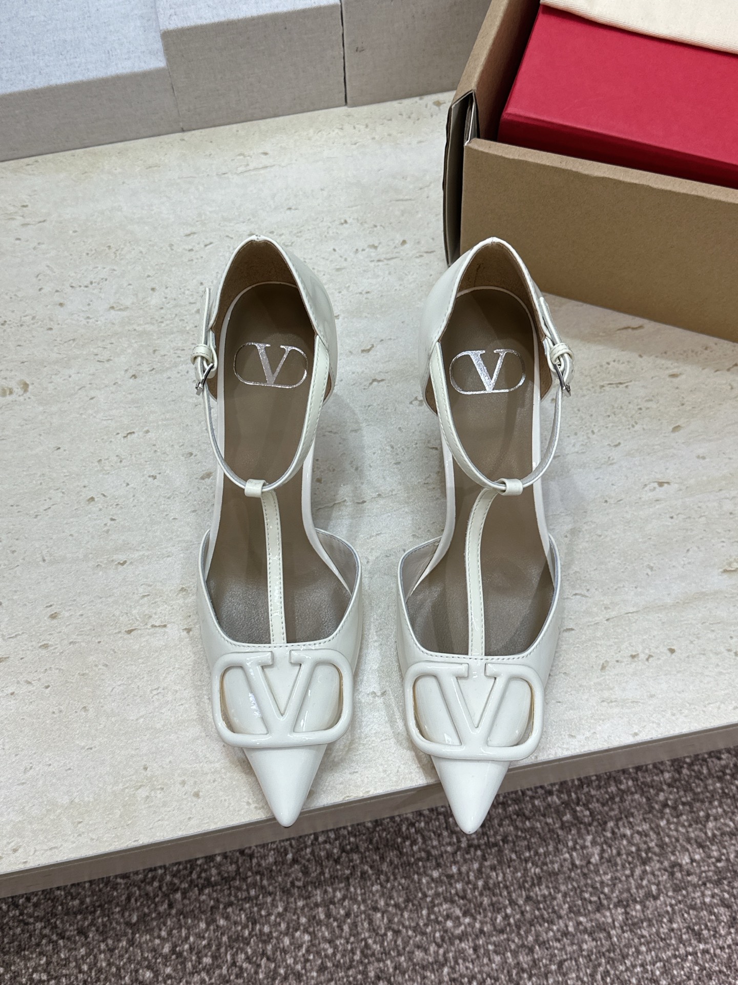 (配全套飞机盒)顶级版 Valentino 春夏经典款时尚T字带气质女鞋 华伦天奴字母logo五金扣尖头