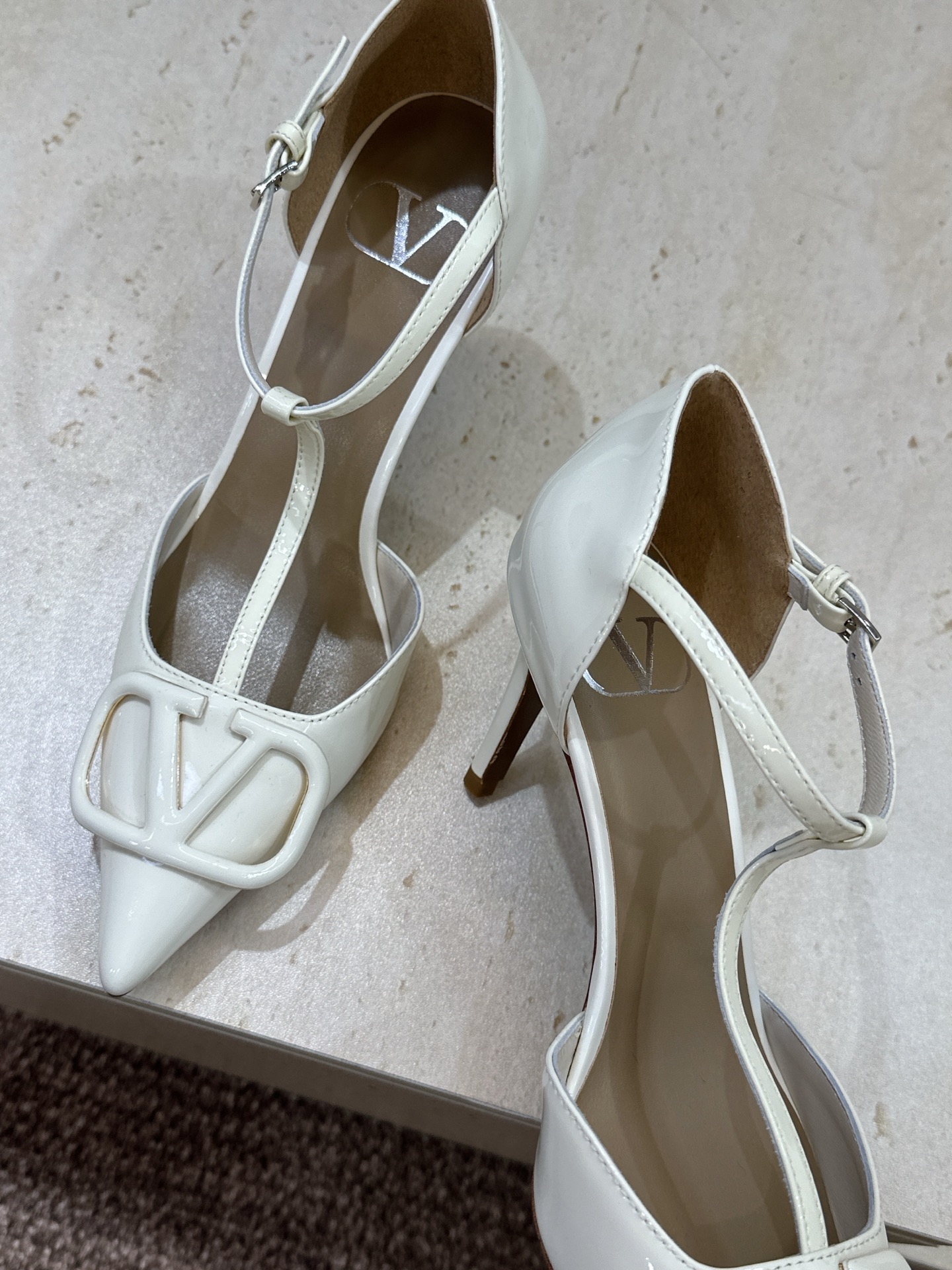 (配全套飞机盒)顶级版 Valentino 春夏经典款时尚T字带气质女鞋 华伦天奴字母logo五金扣尖头