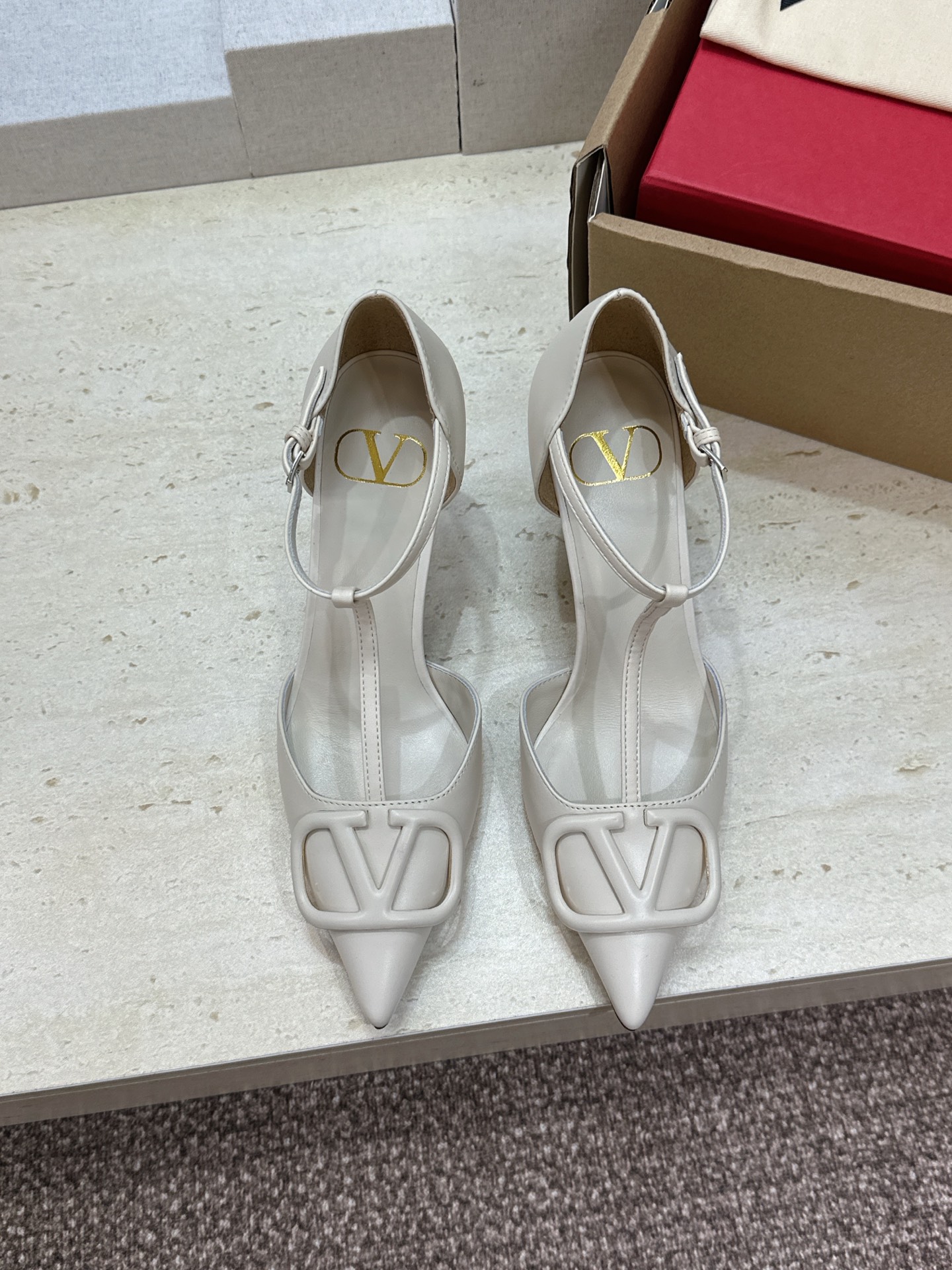 (配全套飞机盒)顶级版 Valentino 春夏经典款时尚T字带气质女鞋 华伦天奴字母logo五金扣尖头