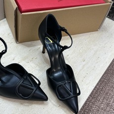 (配全套飞机盒)顶级版 Valentino 春夏经典款时尚T字带气质女鞋 华伦天奴字母logo五金扣尖头 (配全套飞机盒)顶级版 Valentino 春夏经典款时尚T字带气质女鞋 华伦天奴字母logo五金扣尖头