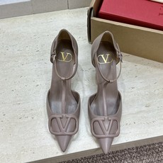 (配全套飞机盒)顶级版 Valentino 春夏经典款时尚T字带气质女鞋 华伦天奴字母logo五金扣尖头 (配全套飞机盒)顶级版 Valentino 春夏经典款时尚T字带气质女鞋 华伦天奴字母logo五金扣尖头