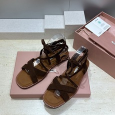 Miumiu 2026春夏新款罗马风格镂空交叉带女鞋 缪缪字母logo平底方头拼色凉鞋材质:鞋面进口混种 Miumiu 2026春夏新款罗马风格镂空交叉带女鞋 缪缪字母logo平底方头拼色凉鞋材质:鞋面进口混种