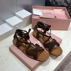 Miumiu 2026春夏新款罗马风格镂空交叉带女鞋 缪缪字母logo平底方头拼色凉鞋材质:鞋面进口混种 Miumiu 2026春夏新款罗马风格镂空交叉带女鞋 缪缪字母logo平底方头拼色凉鞋材质:鞋面进口混种
