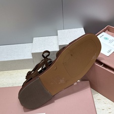 Miumiu 2026春夏新款罗马风格镂空交叉带女鞋 缪缪字母logo平底方头拼色凉鞋材质:鞋面进口混种 Miumiu 2026春夏新款罗马风格镂空交叉带女鞋 缪缪字母logo平底方头拼色凉鞋材质:鞋面进口混种