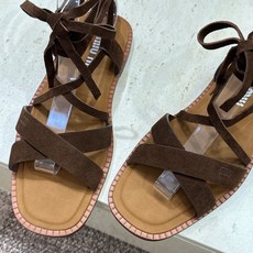 Miumiu 2026春夏新款罗马风格镂空交叉带女鞋 缪缪字母logo平底方头拼色凉鞋材质:鞋面进口混种 Miumiu 2026春夏新款罗马风格镂空交叉带女鞋 缪缪字母logo平底方头拼色凉鞋材质:鞋面进口混种