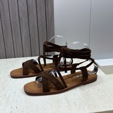 Miumiu 2026春夏新款罗马风格镂空交叉带女鞋 缪缪字母logo平底方头拼色凉鞋材质:鞋面进口混种 Miumiu 2026春夏新款罗马风格镂空交叉带女鞋 缪缪字母logo平底方头拼色凉鞋材质:鞋面进口混种
