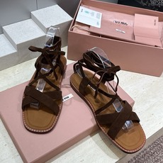 Miumiu 2026春夏新款罗马风格镂空交叉带女鞋 缪缪字母logo平底方头拼色凉鞋材质:鞋面进口混种 Miumiu 2026春夏新款罗马风格镂空交叉带女鞋 缪缪字母logo平底方头拼色凉鞋材质:鞋面进口混种