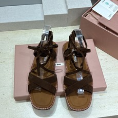 Miumiu 2026春夏新款罗马风格镂空交叉带女鞋 缪缪字母logo平底方头拼色凉鞋材质:鞋面进口混种 Miumiu 2026春夏新款罗马风格镂空交叉带女鞋 缪缪字母logo平底方头拼色凉鞋材质:鞋面进口混种