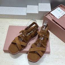 Miumiu 2026春夏新款罗马风格镂空交叉带女鞋 缪缪字母logo平底方头拼色凉鞋材质:鞋面进口混种 Miumiu 2026春夏新款罗马风格镂空交叉带女鞋 缪缪字母logo平底方头拼色凉鞋材质:鞋面进口混种