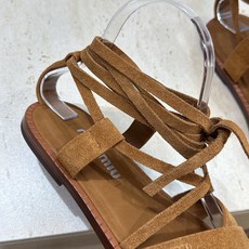 Miumiu 2026春夏新款罗马风格镂空交叉带女鞋 缪缪字母logo平底方头拼色凉鞋材质:鞋面进口混种 Miumiu 2026春夏新款罗马风格镂空交叉带女鞋 缪缪字母logo平底方头拼色凉鞋材质:鞋面进口混种